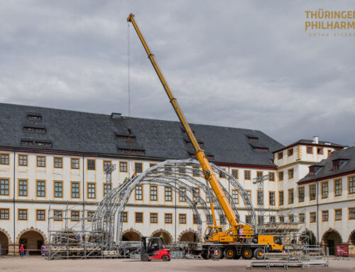 Bühnenaufbau im Schlosshof